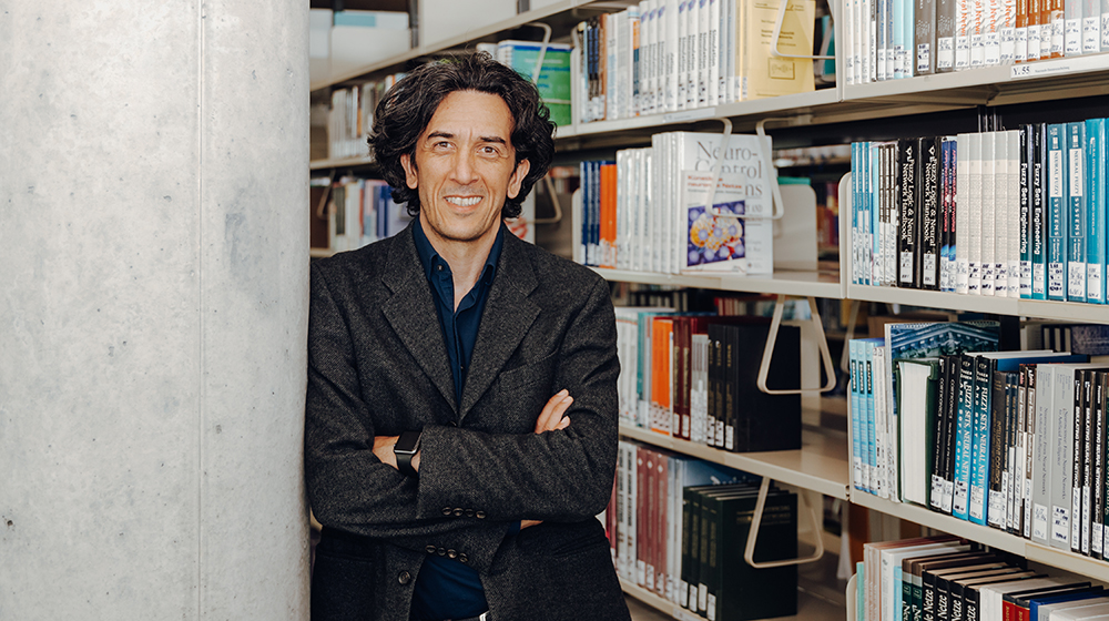 Prof. Ernesto De Luca in der Bibliothek der Uni Magdeburg (Foto: Jana Dünnhaupt / Uni Magdeburg)